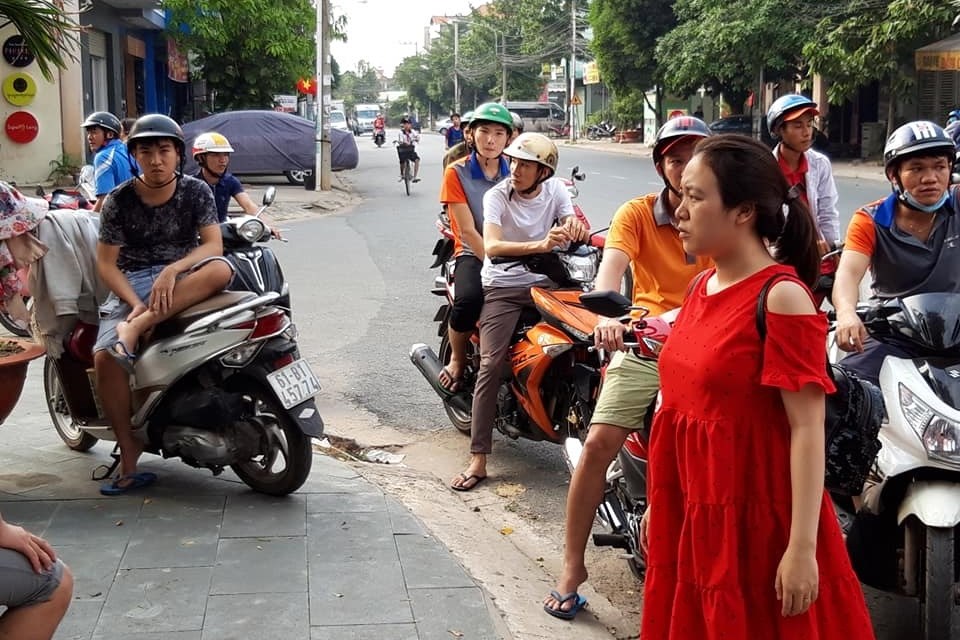 Công nhân vây nhà người đàn ông nước ngoài đòi thanh toán tiền công Công nhân vây nhà người đàn ông nước ngoài đòi thanh toán tiền công