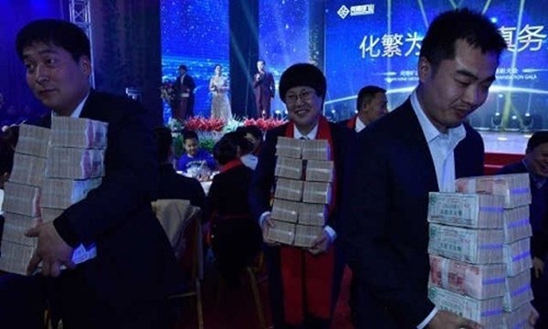 Nóng nhất hôm nay: Ông chủ Trung Quốc bất ngờ chi thưởng 1,7 triệu USD trong tiệc tất niên