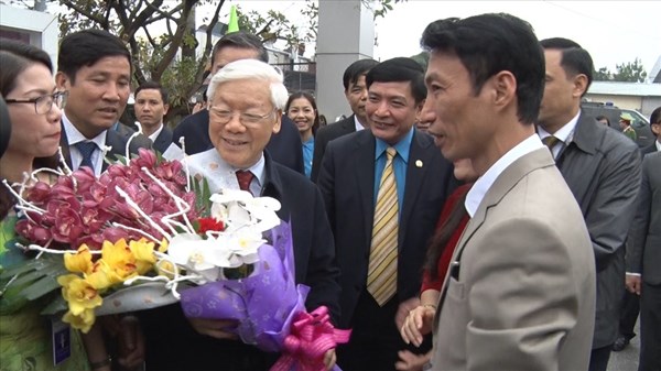 Tổng bí thư Nguyễn Phú Trọng ân cần chúc tết và tặng quà công nhân lao động tỉnh Hưng Yên