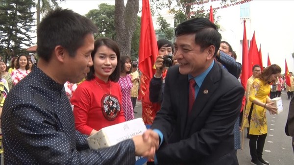 Chủ tịch Tổng LĐLĐVN vui Tết cùng người lao động TCty May 10 trong ngày làm việc đầu năm