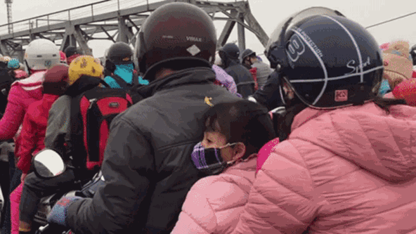 Người dân ùn ùn đổ về thủ đô sau kỳ nghỉ Tết