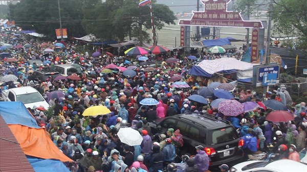 Tắc đường kinh hoàng, người và phương tiện đi chợ Viềng chôn chân hàng giờ dưới mưa