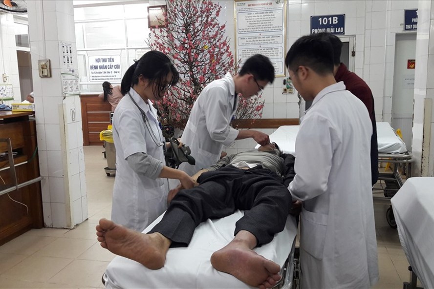 Bác sĩ cấp cứu cho bệnh nhân tại BV Việt Đức (Ảnh: Thùy Linh)