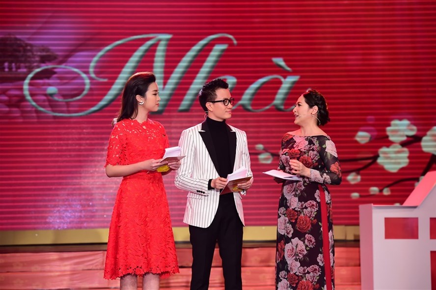 MC Quỳnh Hương dẫn chương trình cùng Đỗ Mỹ Linh và  Lương Trọng Hải. Ảnh: T.L