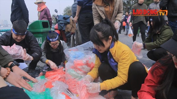Những đôi tay thầm lặng, giúp giữ sạch hồ Tây trong ngày ông Công ông Táo