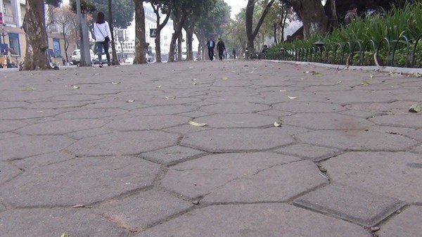 Phỏng vấn nóng: Người dân, chuyên gia nói gì về thay đá lát vỉa hè Hồ Gươm?