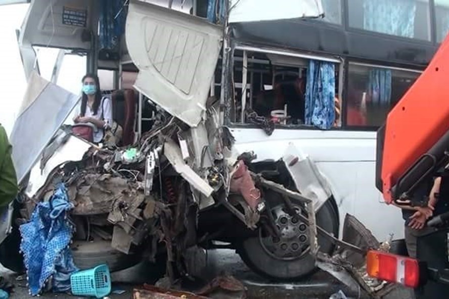 Hiện trường vụ tai nạn giữa xe cứu hỏa và xe khách. 