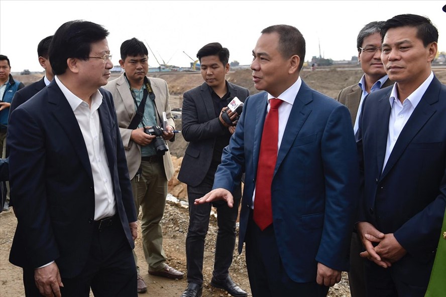 Phó Thủ tướng Trịnh Đình Dũng (bên trái) thăm công trường xây dựng tổ hợp sản xuất ôtô Vinfast.Ảnh: HẢI NGUYỄN