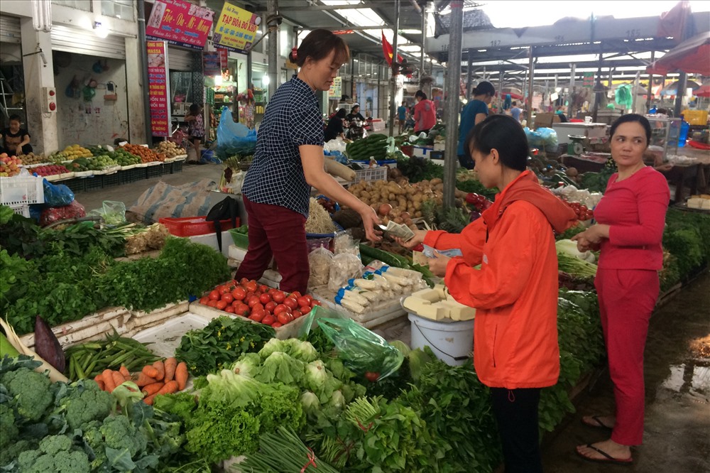 Äá»i sá»ng cá»§a CNLÄ trong nhiá»u KCN cÃ²n Äang ráº¥t khÃ³ khÄn. Há» luÃ´n mong muá»n ÄÆ°á»£c tÄng thu nháº­p, Äáº£m báº£o cuá»c sá»ng. Trong áº£nh: CN Äang mua thá»©c Än táº¡i chá»£ Mun (ÄÃ´ng Anh, HÃ&nbsp; Ná»i). áº¢nh: QUáº¾ CHI