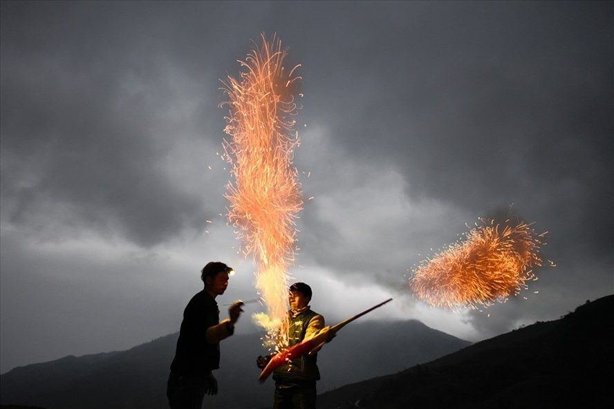 Mở đầu đại lễ cấp sắc là cầu trời đất, thỉnh Ngọc Hoàng. Sau đó các nghi thức trong lễ cấp sắc 12 đèn được tiến hành theo trình tự, các thầy sẽ đánh trống, chiêng, thổi tù và trong mỗi nghi lễ.