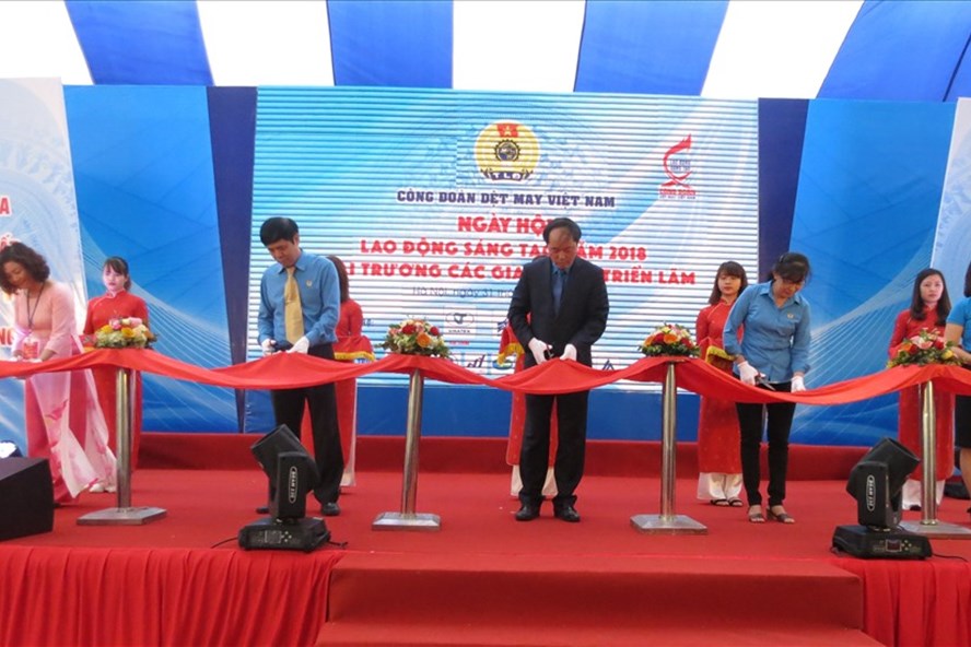 Ông Lê Nho Thướng - Chủ tịch CĐ Dệt May VN và các lãnh đạo CĐ Dệt May VN, đại diện đơn vị tham gia cắt băng khai mạc Ngày hội Lao động sáng tạo năm 2018 do CĐ Dệt May VN tổ chức. Ảnh: Xuân Trường