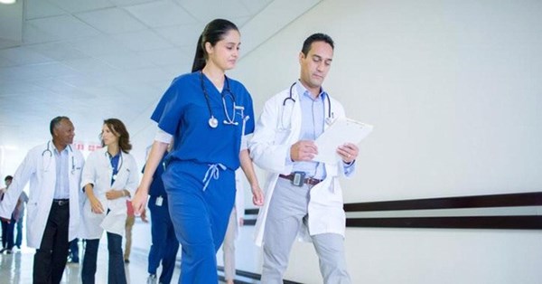 Nóng nhất hôm nay: Hàng trăm bác sĩ Canada phản đối tăng lương vì lương quá cao