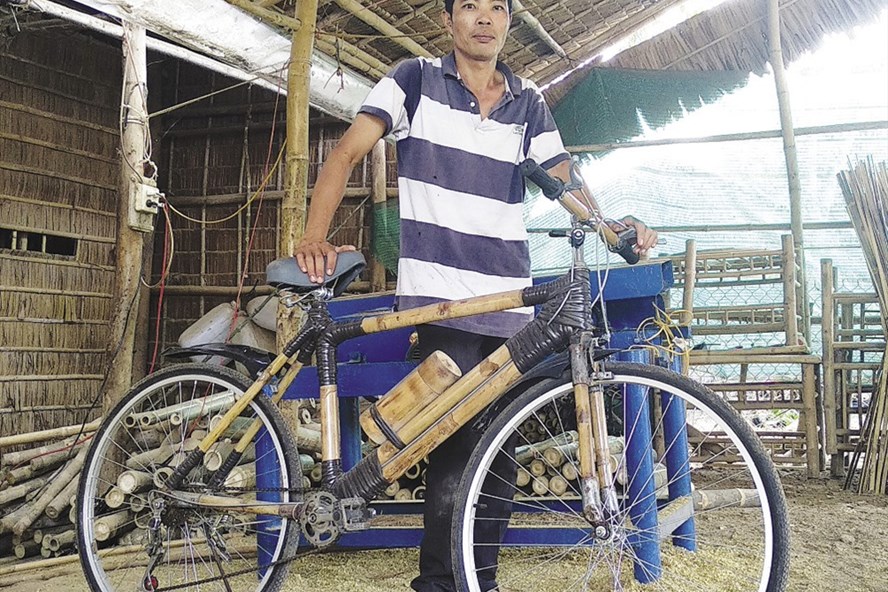 Anh Trì Cảnh bên chiếc xe đạp bằng tre độc đáo - Ảnh: TRẦN LƯU