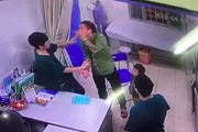 Trước khi bị người nhà bệnh nhân hành hung bác sĩ Bệnh viện Xanh Pôn đã nói gì? Trước khi bị người nhà bệnh nhân hành hung bác sĩ Bệnh viện Xanh Pôn đã nói gì?
