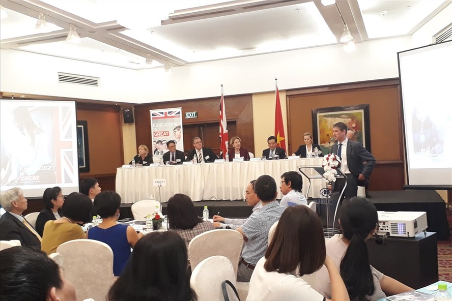Các đại biểu tham dự buổi tọa đàm với 6 tổ chức nghề nghiệp được công chứng của Anh tại Hà Nội. Ảnh: P.V