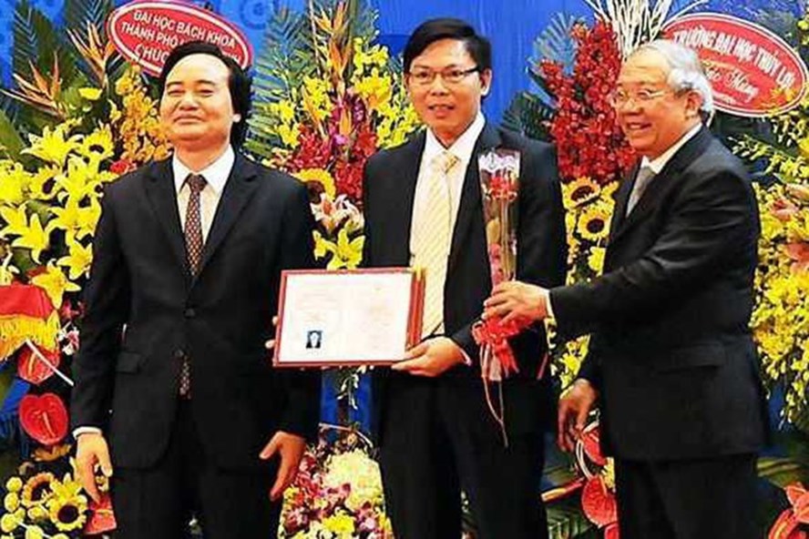 Trao danh hiệu giáo sư năm 2016. Ảnh: A.C