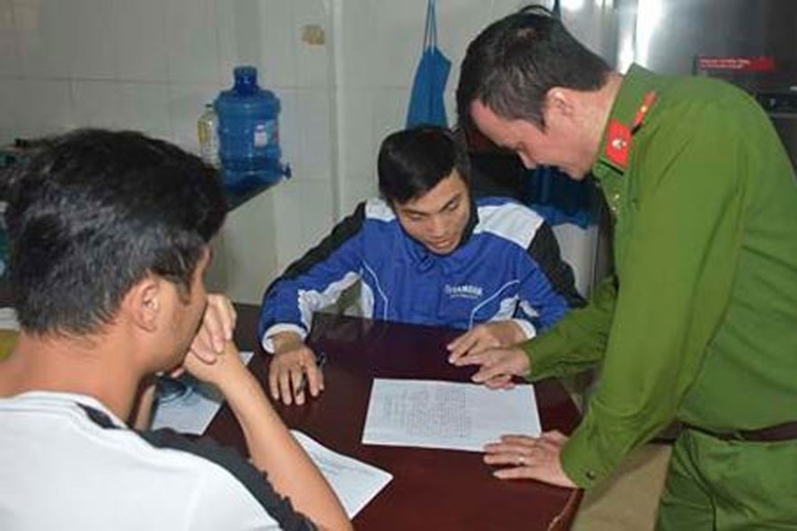 Lực lượng công an làm việc với Mai Văn Hùng - đối tượng thuộc “Hội thánh Đức Chúa trời” tại Thanh Hóa. Ảnh: ANTĐ