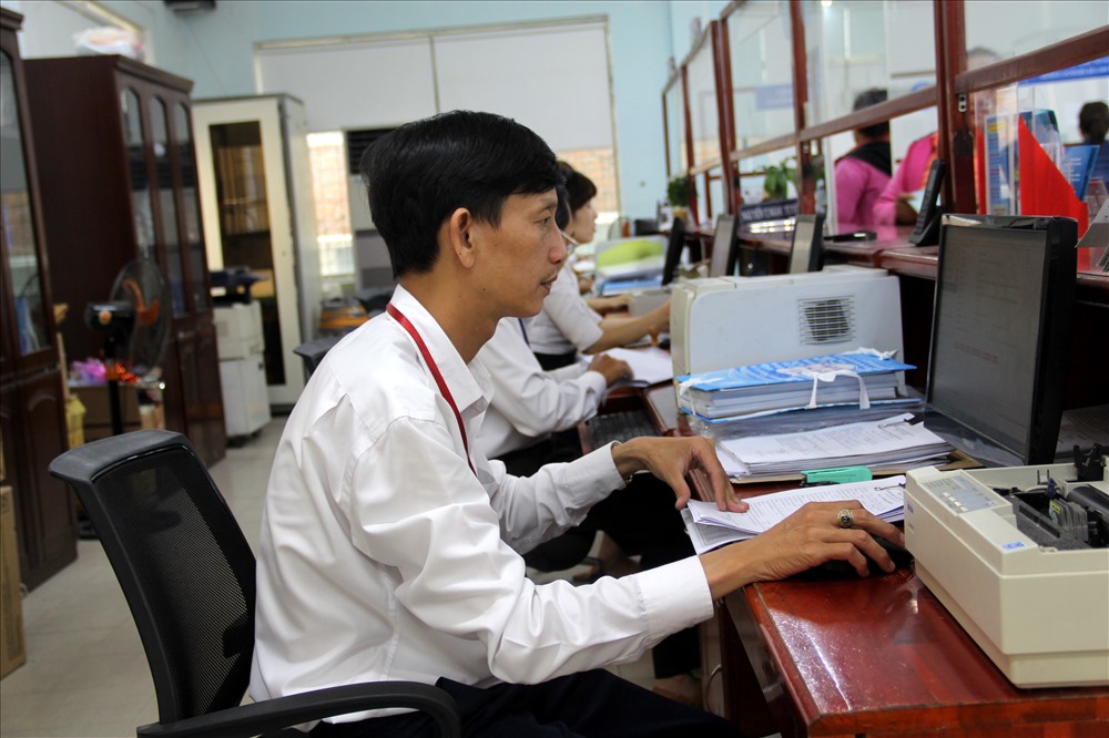 Việc nhận những tấm thẻ ngay lập tức, khiến c&aacute;n bộ ch&uacute; &yacute; hơn khi l&agrave;m việc. Ảnh: N.T