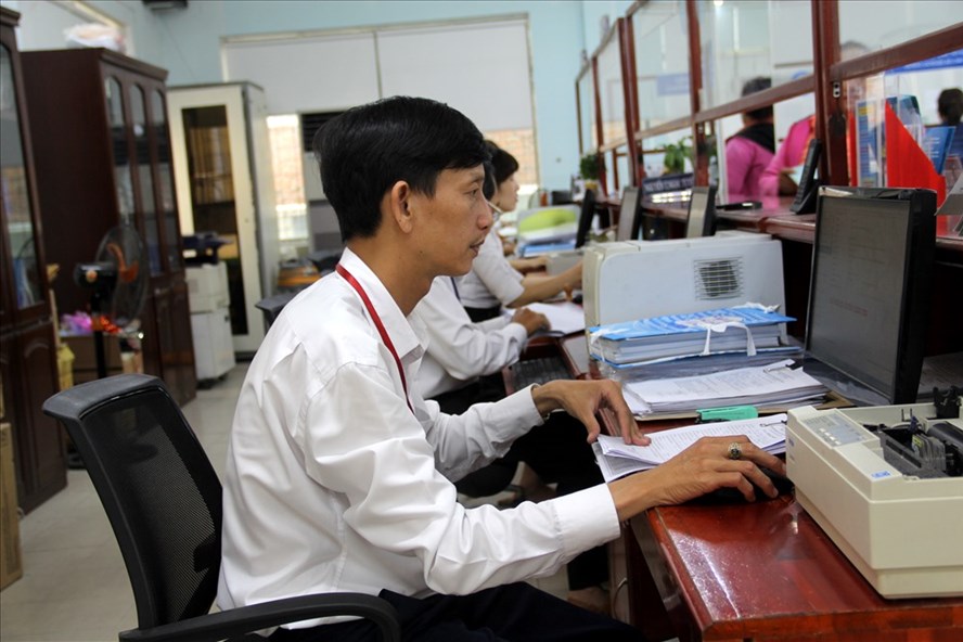 Việc nhận những tấm thẻ ngay lập tức, khiến cán bộ chú ý hơn khi làm việc. Ảnh: N.T