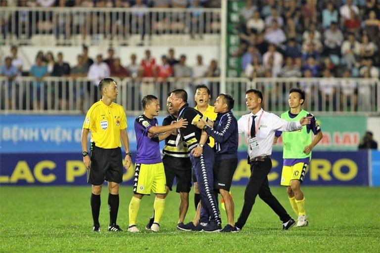 ha noi fc nhan lien 5 an phat sau tran dau voi hoang anh gia lai