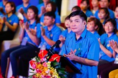 Chủ tịch Tổng LĐLĐVN báo cáo Thủ tướng kết quả các nội dung trao đổi giữa Thủ tướng với công nhân