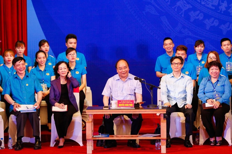 Thủ tướng Nguyễn Xuân Phúc (giữa) đối thoại với 1.000 công nhân các KCN vùng Đồng bằng sông Hồng ngày 20.5. Ảnh: SƠN TÙNG