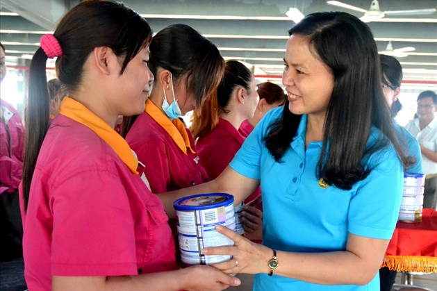 Phó Chủ tịch LĐLĐ An Giang Phan Thị Diễm tặng sữa cho CNLĐ nữ đang làm việc tại Khu Công nghiệp Bình Hòa. (Ảnh: Lục Tùng)