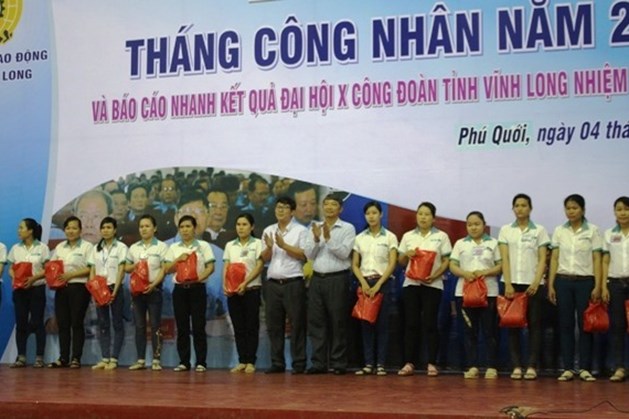Đại diện Quỹ Tấm lòng vàng và LĐLĐ trao quà từ Cty Nestlé Việt Nam đến CNLĐ.