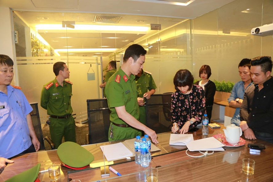 Châu Nguyên Anh (áo hoa) - Giám đốc Cổng thanh toán EPAY - VNPT bị khởi tố ngày 9.4.