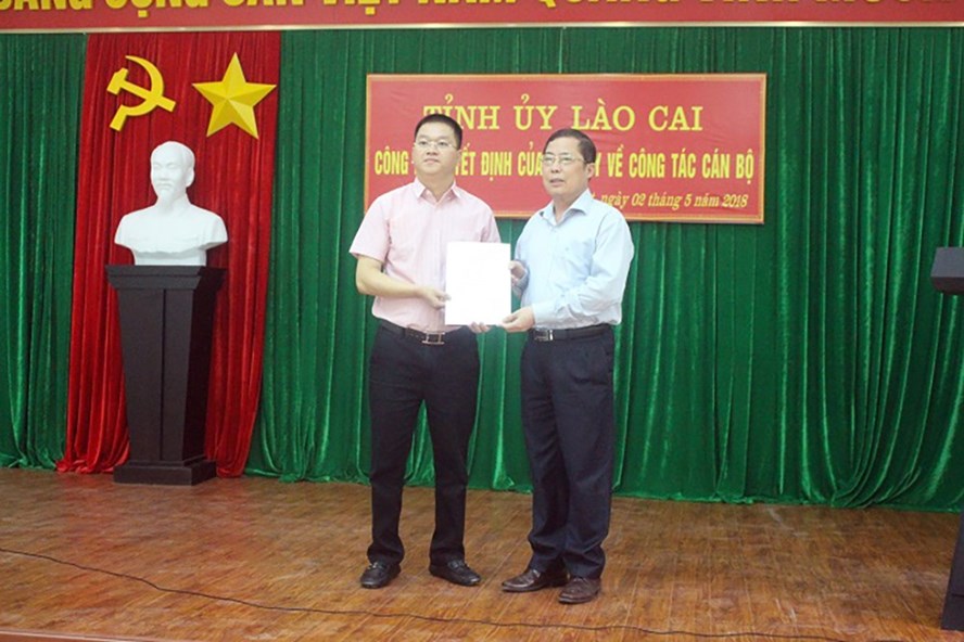 Ông Nguyễn Quang Bình (trái) được bầu làm Phó Chủ tịch UBND huyện Bát Xát. Ảnh: Cổng TTĐT huyện Bát Xát.