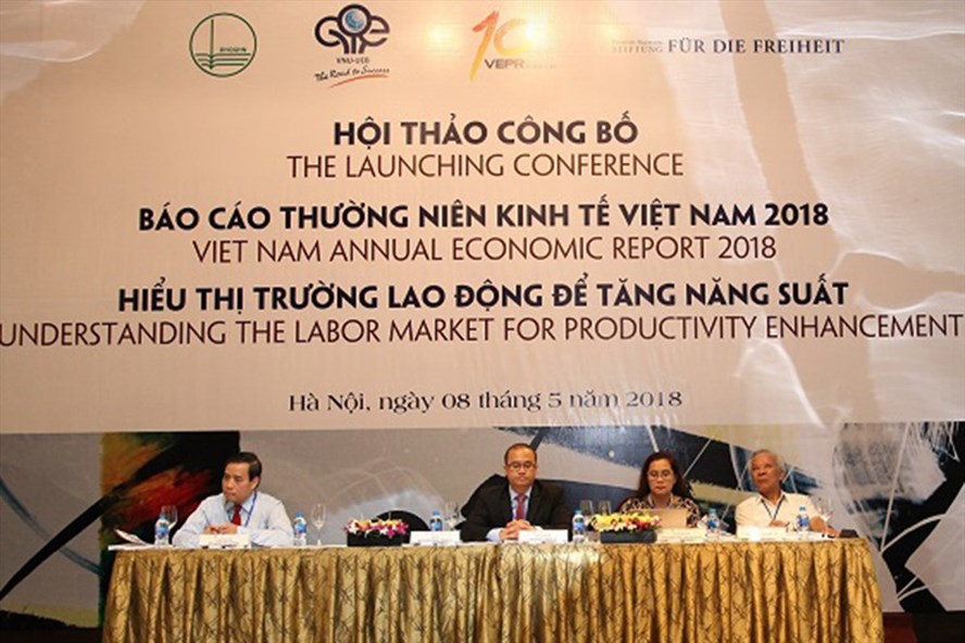 Các diễn giả chia sẻ về Báo cáo thường niên kinh tế Việt Nam 2018. Ảnh: P.V