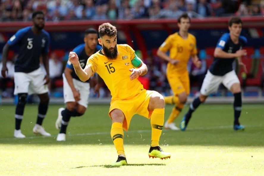 Jedinak sút 11m cho Australia