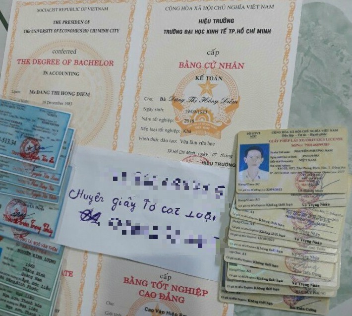 Bằng đại học giả tung hoành, người bán kẻ mua nhộn nhịp