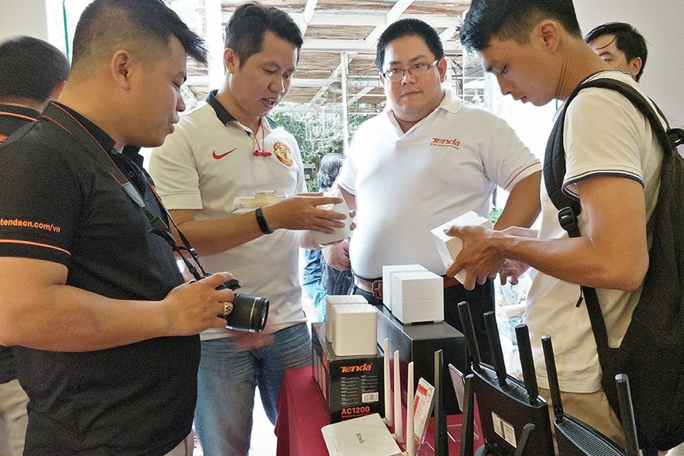 Thiết bị WiFi Nova có thể phát sóng xuyên 2 sàn nhà và 4 lớp tường Thiết bị WiFi Nova có thể phát sóng xuyên 2 sàn nhà và 4 lớp tường