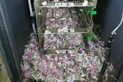 400 triệu đồng trong ATM bị phá nát tan tành 400 triệu đồng trong ATM bị phá nát tan tành