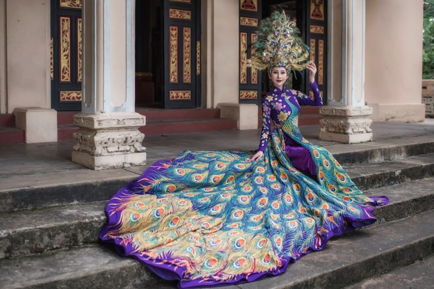 Người đẹp Chi Nguyễn trong bộ trang phục áo dài họa tiết khổng tước