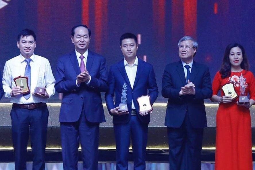 Chủ tịch Nước Trần Đại Quang (thứ 2 từ trái qua) và Thường trực Ban Bí thư T.Ư Đảng Trần Quốc Vượng (thứ 4 từ trái qua) trao giải A Giải Báo chí quốc gia lần thứ XII - năm 2017. Ảnh: HẢI NGUYỄN
