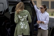 Tổng thống Mỹ nói về chiếc áo bà Melania Trump mặc đi thăm trẻ nhập cư gây tranh cãi Tổng thống Mỹ nói về chiếc áo bà Melania Trump mặc đi thăm trẻ nhập cư gây tranh cãi