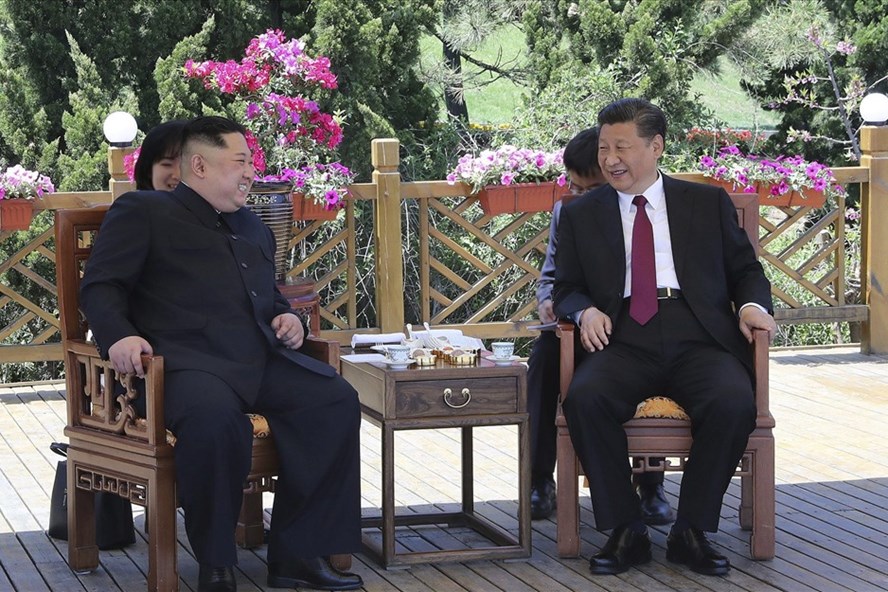 Chủ tịch Trung Quốc Tập Cận Bình và lãnh đạo Triều Tiên Kim Jong-un. Ảnh: Xinhua/AP.