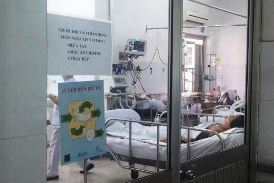 Bệnh nhân cúm A/H1N1 được chăm sóc trong phòng cách li Khoa Bệnh nhiệt đới Bệnh viện Chợ Rẫy (ảnh: Phan Nhơn/Zing.vn).