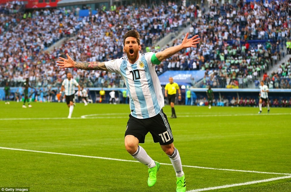 Messi đ&atilde; ghi b&agrave;n gi&uacute;p Argentina vượt qua v&ograve;ng bảng một c&aacute;ch kịch t&iacute;nh. Ảnh: Dailymail 
