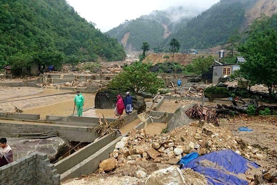 Nơi lũ quét qua là cảnh hoang tà n Ỡlại.