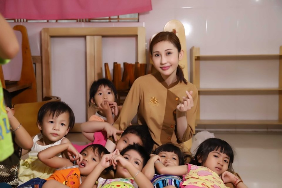 Á quân Người mẫu thời trang Chi Nguyễn vui cùng các bé Á quân Người mẫu thời trang Chi Nguyễn vui cùng các bé
