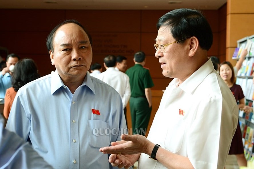 Thủ tướng Nguyễn Xuân Phúc trao đổi với các đại biểu Quốc hội bên hành lang Quốc hội (Ảnh: QH)