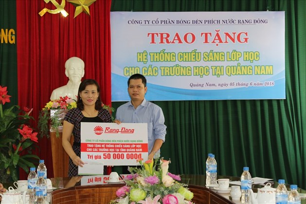Phó Chủ tịch LĐLĐ tỉnh Quảng Nam Nguyễn Thị Ngọc Ánh (bên trái) tiếp nhận hỗ trợ từ Công ty CP Bóng đèn Phích nước Rạng Đông. Ảnh Công Huy