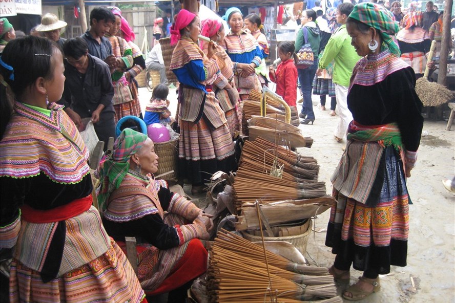 Những phiên chợ vùng cao ở Lào Cai luôn đậm đà bản sắc văn hoá đồng bào thiểu số.