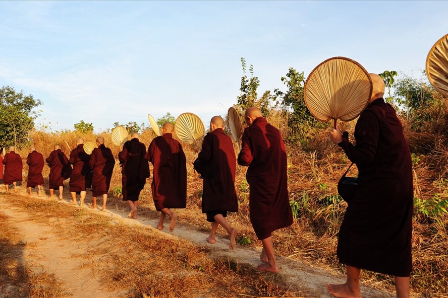 Từ 6h sáng, các nhà sư đã xếp thành từng hàng dài đi khất thực.