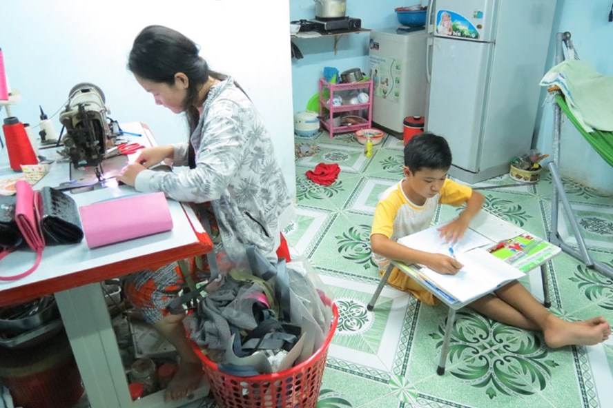 Gia Äình công nhân thuê nhà trá» tại ấp Äông (xã Thá»i Tam Thôn, Hóc Môn, TPHCM). Ảnh: L.TUYẾT