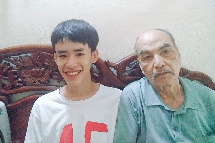 Kiên bên ông nội của mình.