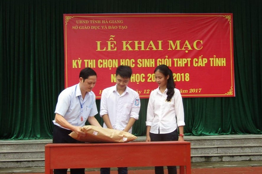 Ông Vũ Trọng Lương (ngoài cùng bên trái) trong một hoạt động của kỳ thi học sinh giỏi tỉnh Hà Giang.